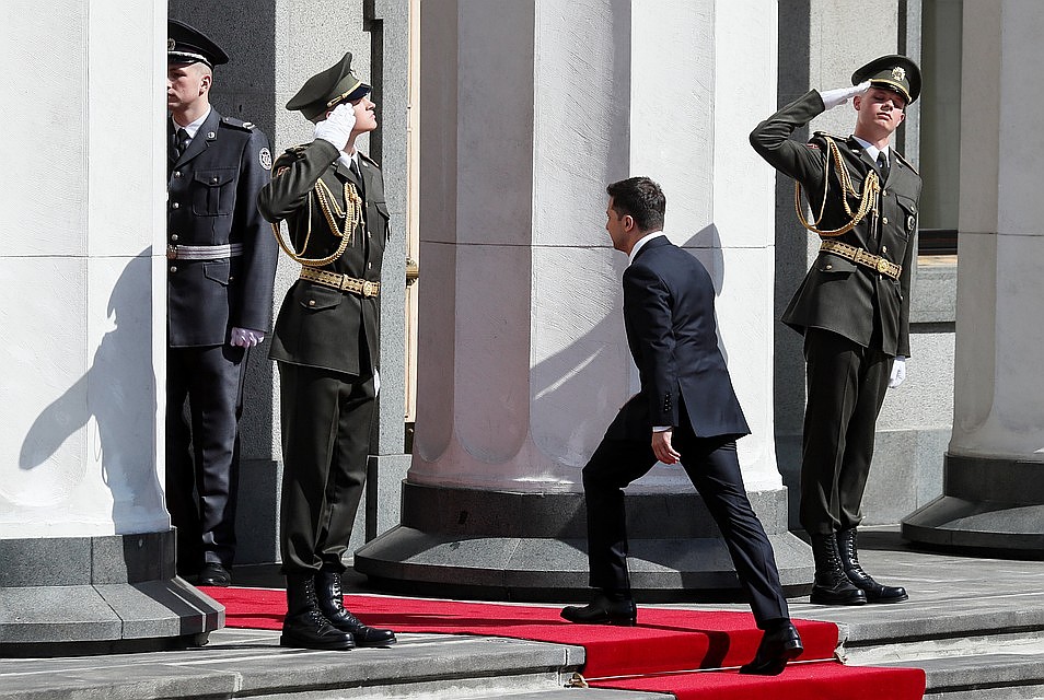 На входе в здание парламента Зеленского встречали лишь двое солдат Фото: REUTERS