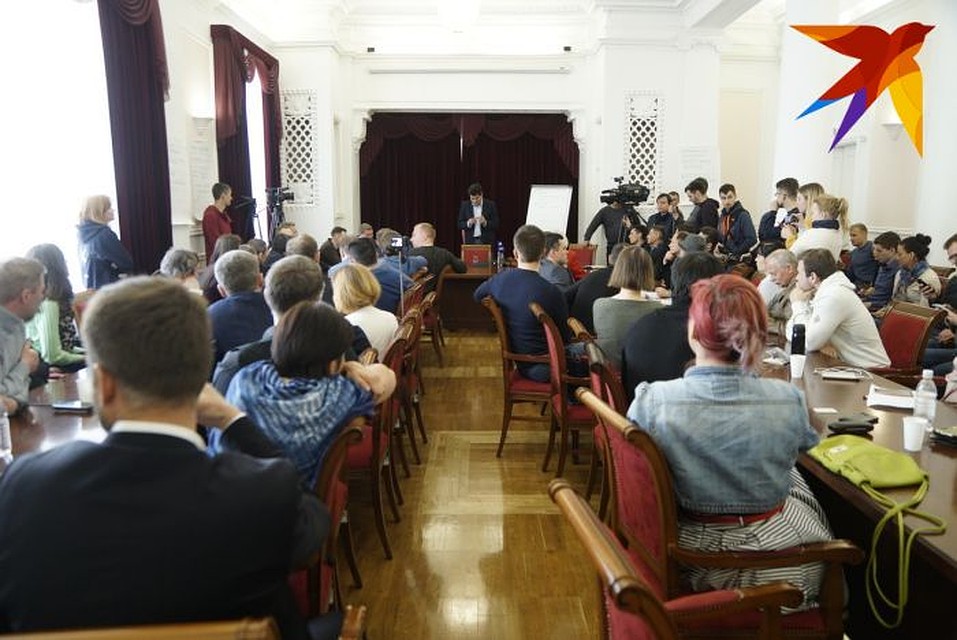 В субботу 59 общественников, выступающих за сохранение сквера, встретились с мэром Екатеринбурга. Фото: Алексей БУЛАТОВ