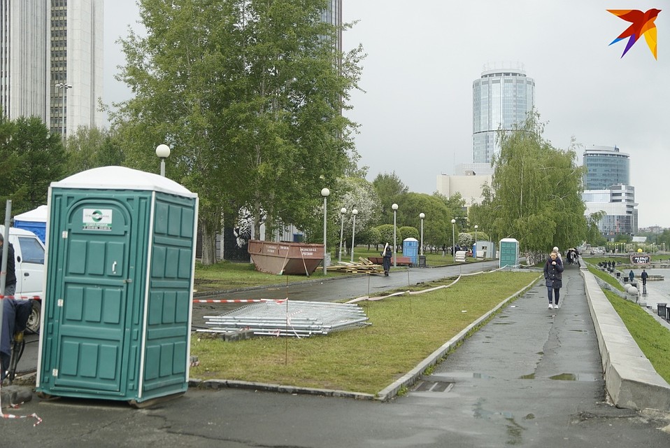 Биотуалеты по-прежнему стоят вдоль набережной Городского пруда Фото: Алексей БУЛАТОВ