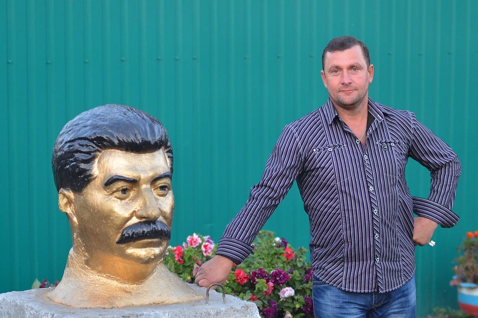 Экскаваторщик Виктор Дмитриев нашел бюст вождя на заброшенном заводе, привез домой и дал ему вторую жизнь. Фото: Влад КОМЯКОВ