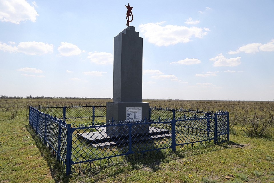 Воинский мемориал за селом