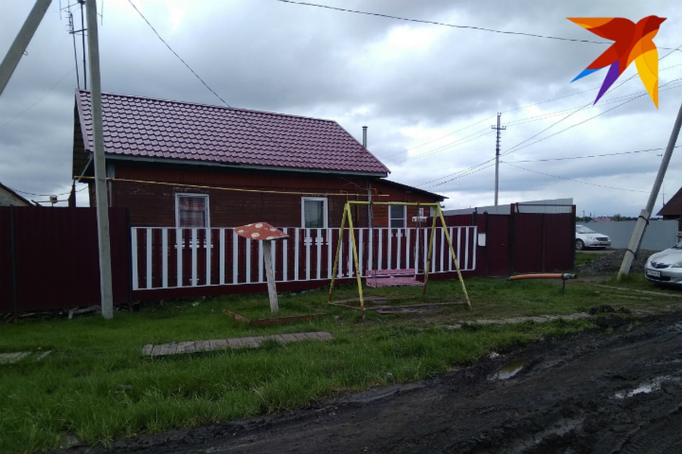 Дом, где живут Лобовы, выглядит вполне прилично. Фото: Анна МИКУЛА