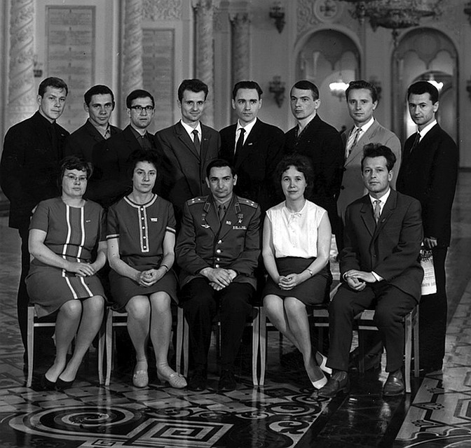 40-летие Комсомольской правды, фотографирование в Георгиевском зале Кремля группы собкоров газеты, награжденных правительственными наградами. Юрий Балакирев - собкор «КП» по Хабаровскому краю во втором ряду третий слева.