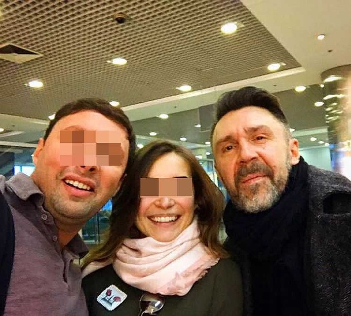 Еще недавно Андрей с женой хвастались фотографией с рок-звездой Фото: Личная страница героя публикации в соцсети