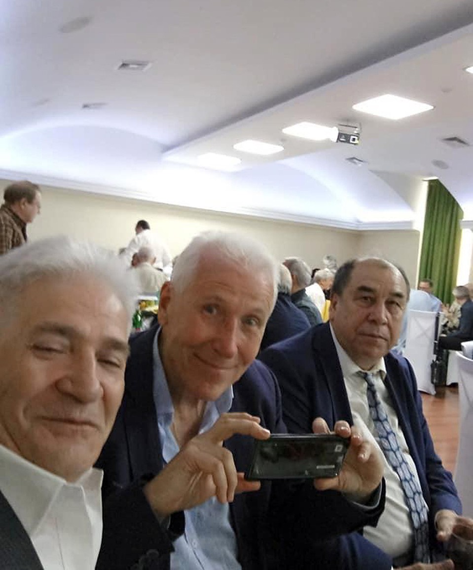 Селфи сделано Леонидом Арихом, ныне главредом еженедельника «Новый вторник» (слева), хотя фотоаппарат держит Александр Соколов, ныне художник, автор икон, а под контролем их держит Георгий Пряхин, ныне главред издательства «Художественная литература»