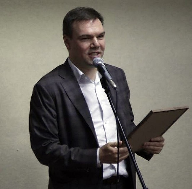 Дипломы Госдумы ФС РФ вручает ветеранам «Комсомолки» председатель Комитета по информационной политике, информационным технологиям и связи Леонид Левин Фото: Владимир ВЕЛЕНГУРИН