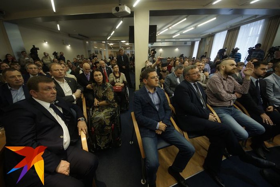 Справа находились в основном люди, выступающие за сквер. Доводы за строительство храма чаще звучали слева. Фото: Алексей БУЛАТОВ