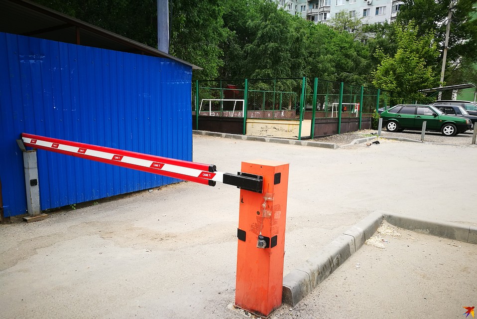 На Симонова, 27, шлагбаум установлен на въезде на парковку во дворе. В сам двор можно свободно проехать. Фото: Инна ШЕРЕМЕТЬЕВА