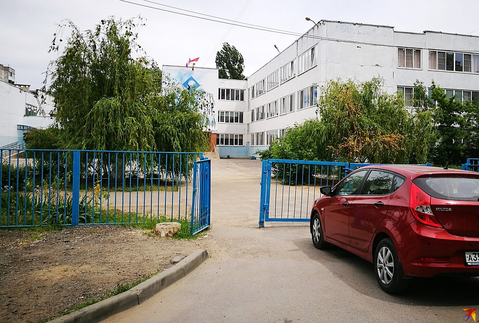 Всего в десятке метров от калитки во двор - калитка школы. Фото: Инна ШЕРЕМЕТЬЕВА