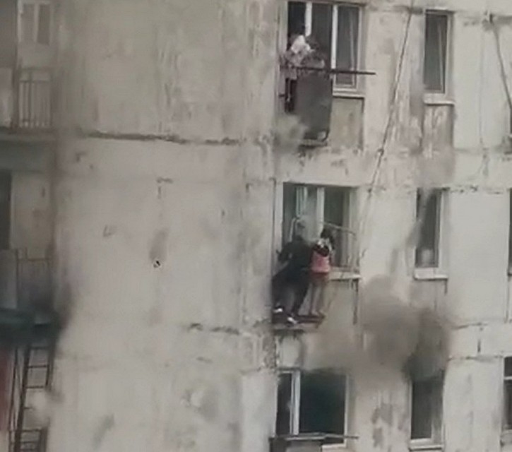 Молодой человек выглянул в окно и увидел головы детей, которые прятались от пожара на балконе этажом ниже Фото: Социальные сети