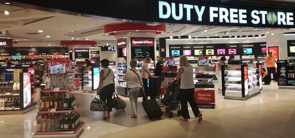 Если вы приобрели товары Duty-Free в специальном запечатанном пакете, не следует открывать его до конца всех процедур перелета. Фото: Соцсети