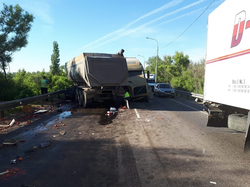 Один грузовик практически ушел в отбойник, а другой выехал на "встречку". Фото: с сайта ГУ МВД России по Воронежской области.
