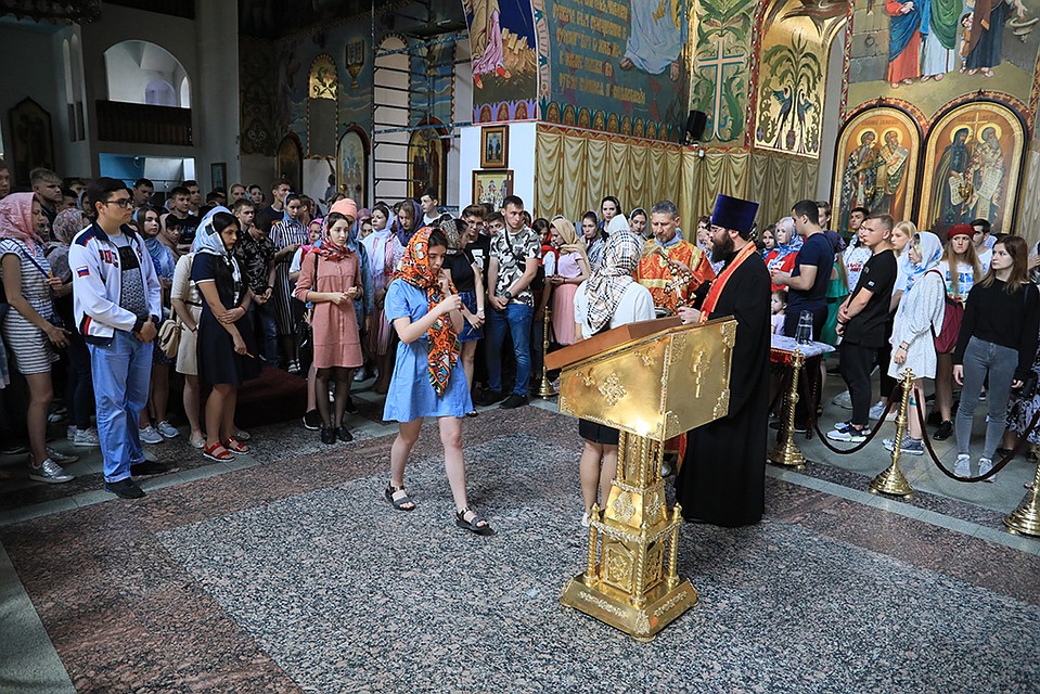 Одиннадцатиклассники верят, что благословение поможет им сдать госэкзамен. Фото: предоставлено Шахтинской епархией.