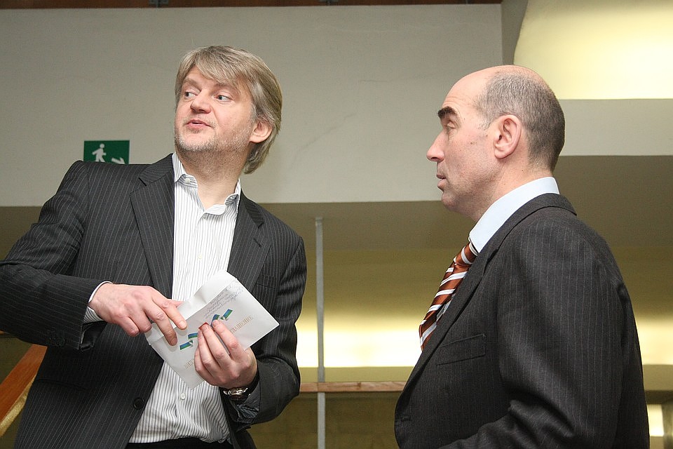Александр Зарубин и Валерий Веселов в коридорах Госсовета Коми в 2010 году. Сейчас первый объявлен в международный розыск, и скрывается предположительно в Англии. Второму грозит до 13 лет колонии общего режима и штраф 3 млн рублей. Фото: komikz.ru
