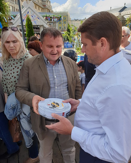 Александр Ефремов показывает продукцию главе Росрыболовства Илье Шестакову. Автор фото: Семен ГОРСКИЙ