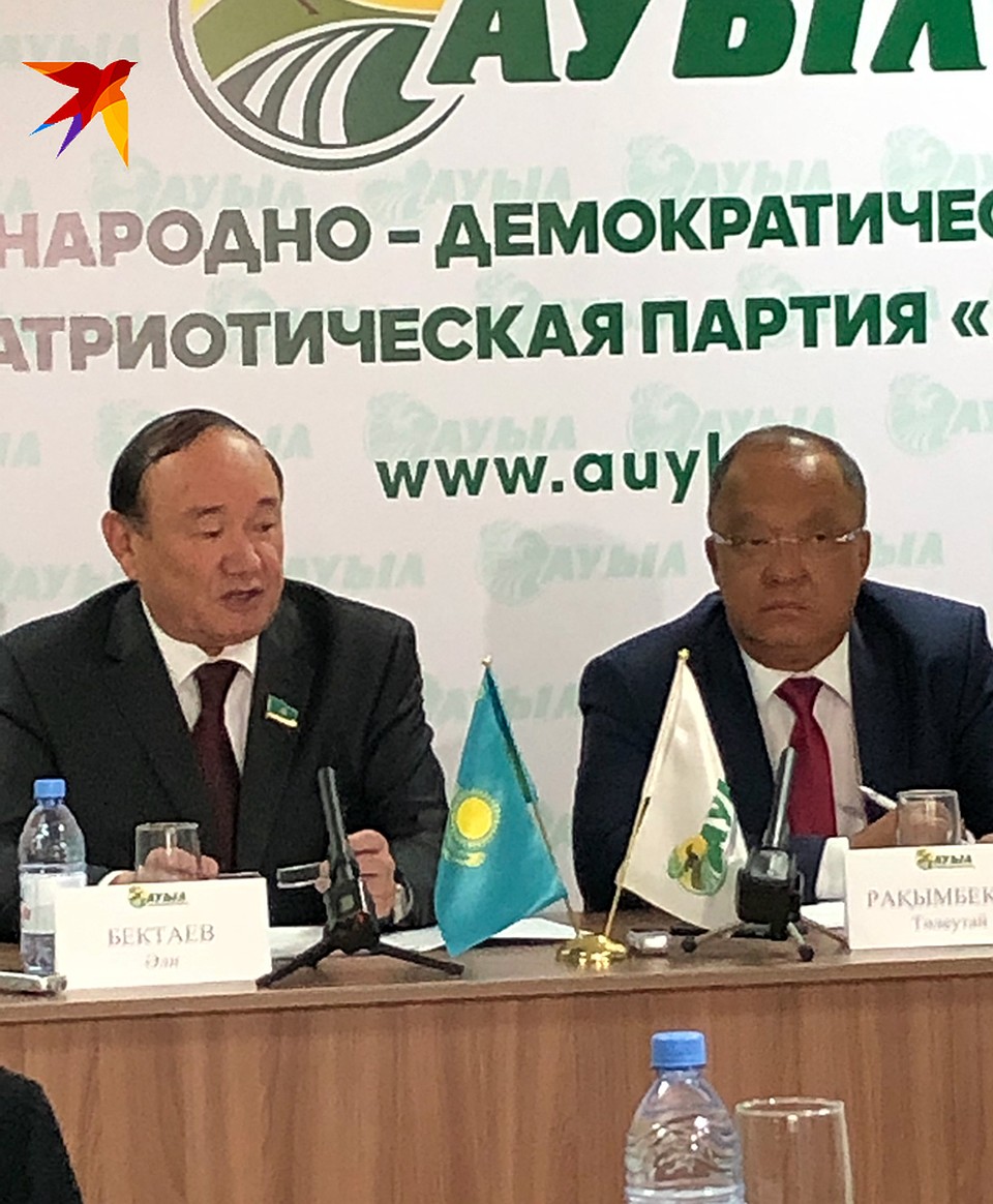 Обеспечить население витаминами круглогодично обещает кандидат в президенты Казахстана от партии «Ауыл» Толеутай Рахимбеков (на фото справа в очках) Фото: Александр ГРИШИН
