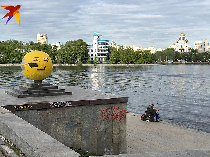 Храм-на-воде (вторая попытка), как нарочно, был спроектирован на стрелке возле построенного в виде «кораблика» вышки стадиона «Динамо», который не только стоит в очереди на внесение в список наследия ЮНЕСКО, но и является символом города. Фото: Ульяна СКОЙБЕДА