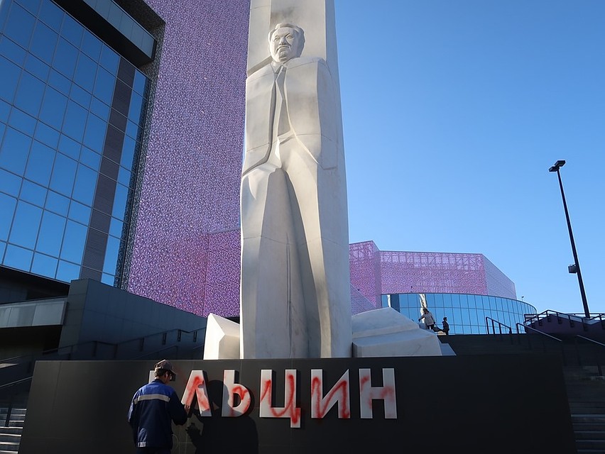 Рабочие тут же стали отмывать буквы Фото: Александр Решетников