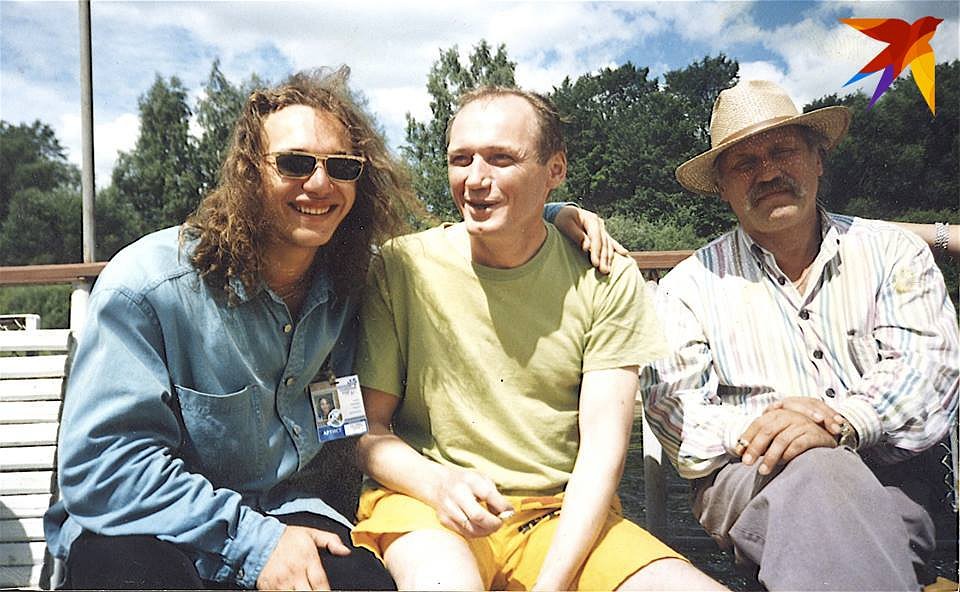 С Владимиром Мулявиным (справа) поэт сотрудничал и в 1980-х, и в 1990-х. Тогда же песни на стихи Некляева пело и молодое поколение "Верасоў" (Сергей Раинчик - слева). Фото: Личный архив Владимира Некляева