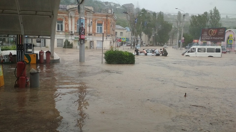 Машины буквально тонули в потоке воды Фото: Анна МЕЛЬНИКОВА