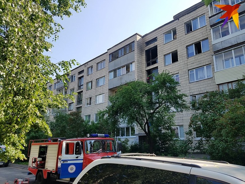 Спасатели эвакуировали ребенка Фото: Андрей ЛЕВКОВСКИЙ