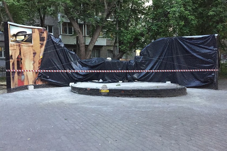 Сейчас стену закрыли от прохожих. Фото: «Инцидент Новосибирск».