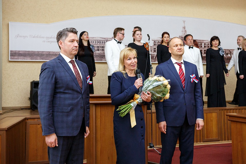 Вручали почетную награду глава города Олег Бекмеметьев и председатель Гордумы Олег Гарин ФОТО: Диля Ахмадишина