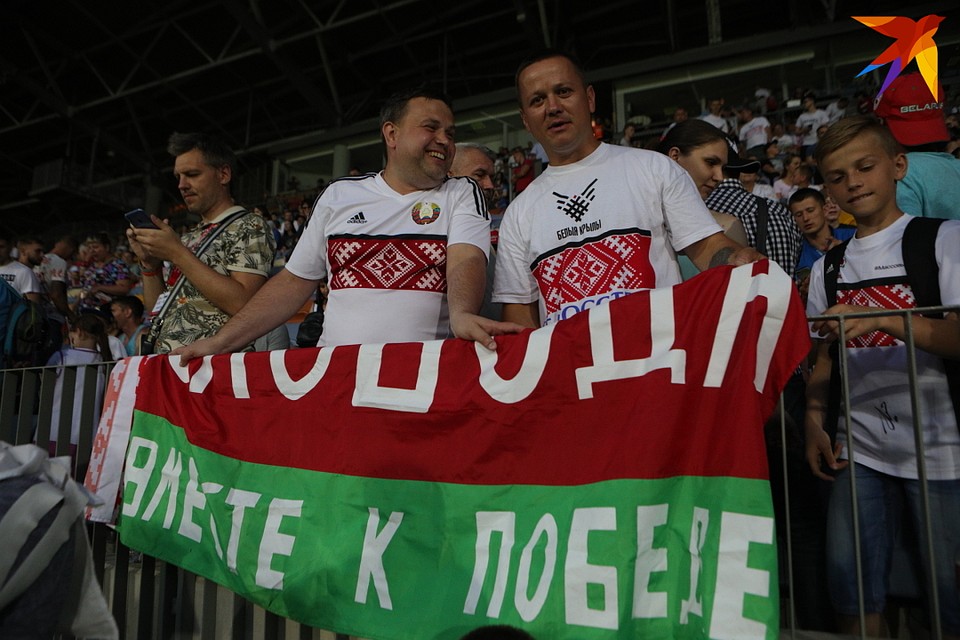 Ребята, которые болеют за сборную Беларуси несмотря ни на что. Фото: Святослав ЗОРКИЙ