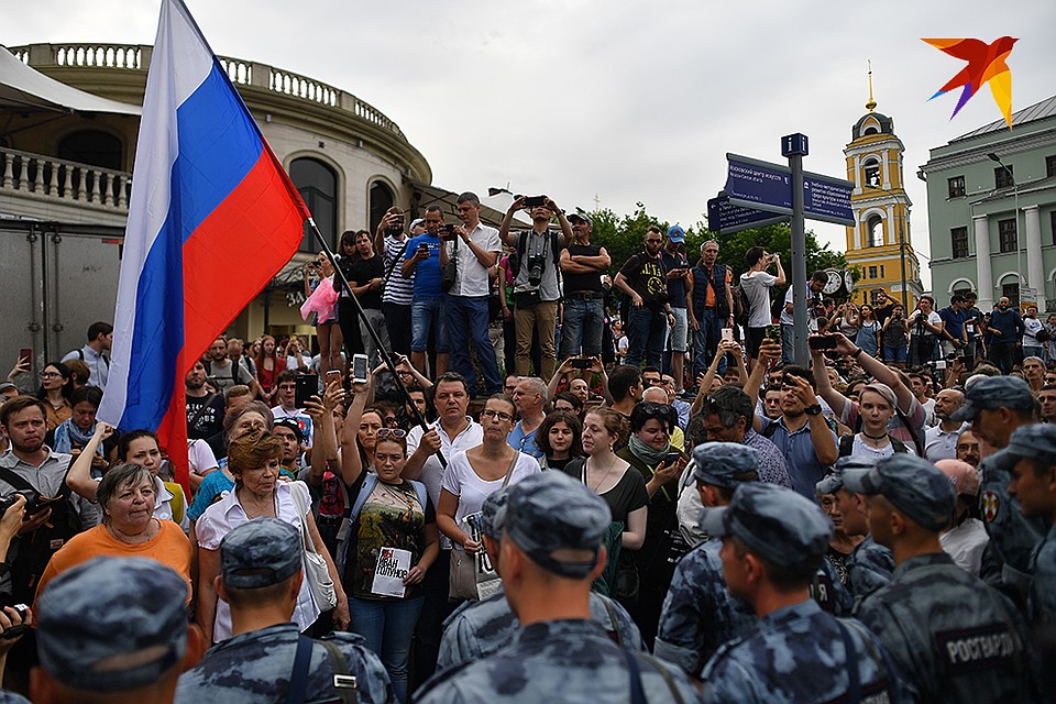 Несмотря на все предостережения, в полдень на Чистопрудном бульваре собралось около 1000 человек Фото: Виктор ГУСЕЙНОВ