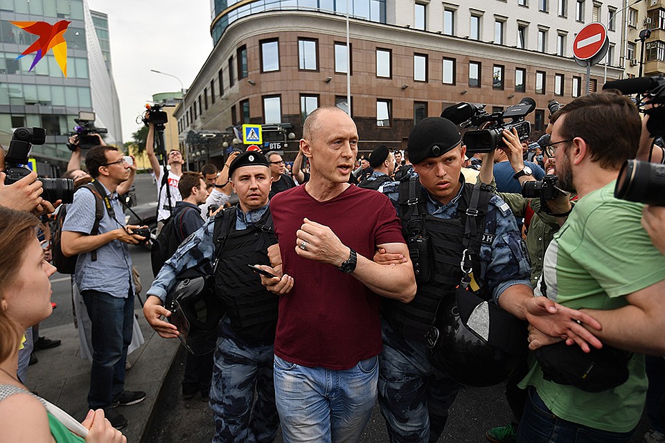 Те, кто все же пытался прорвать полицейский кордон, были тут же задержаны Фото: Виктор ГУСЕЙНОВ
