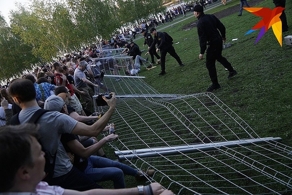 Ущерб за погнутые секции ограждения оценили почти в миллион рублей Фото: Алексей БУЛАТОВ