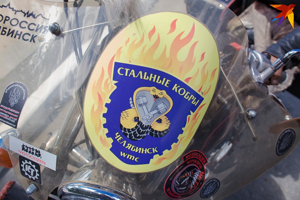 На ветровом стекле - логотип родного клуба. Фото: Валентина ВАГАНОВА