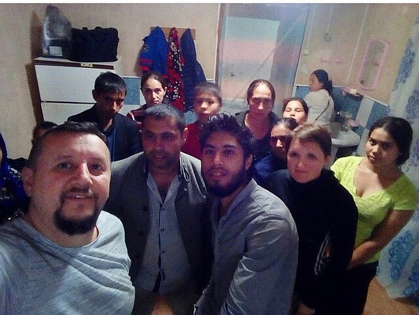 Перед отъездом из Чемодановка цыгане успели сделать фото на память Фото: instagram.com/sergeykireyev/
