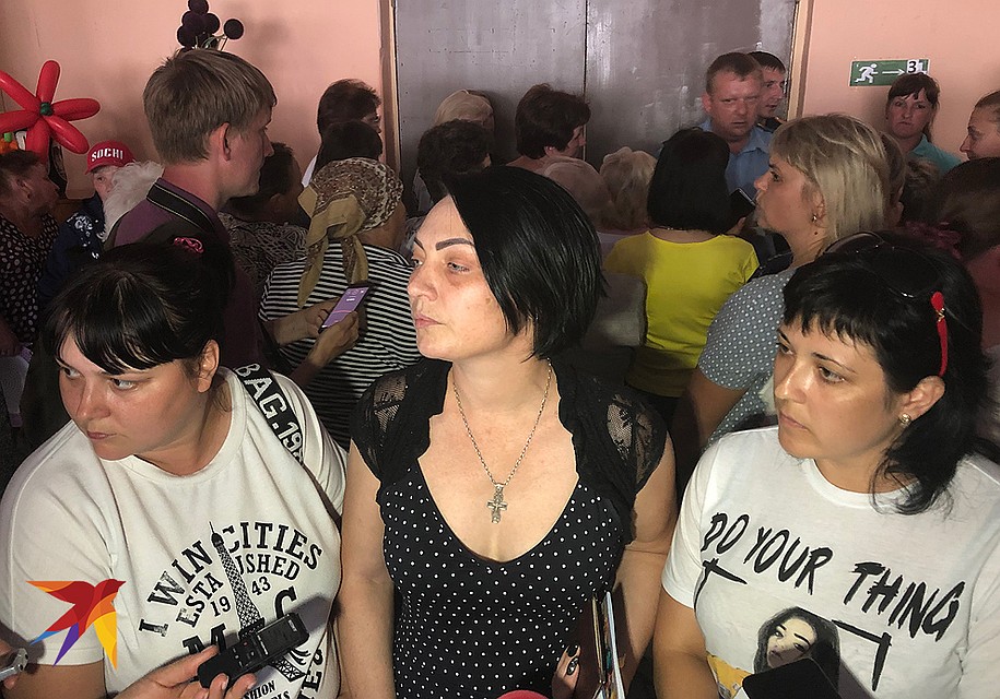 Участницы народного схода в Чемодановке. Фото: Роман ГОЛОВАНОВ
