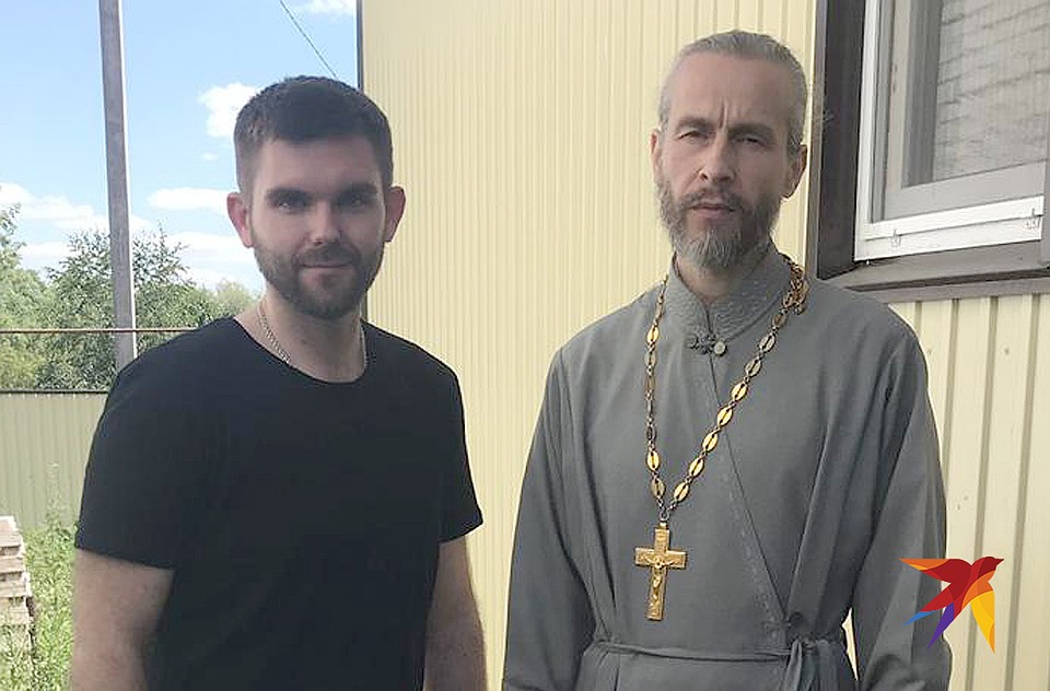 Журналист "Комсомолки" Роман Голованов и настоятель церкви в селе Чемодановка отец Дмитрий. Фото: Роман ГОЛОВАНОВ