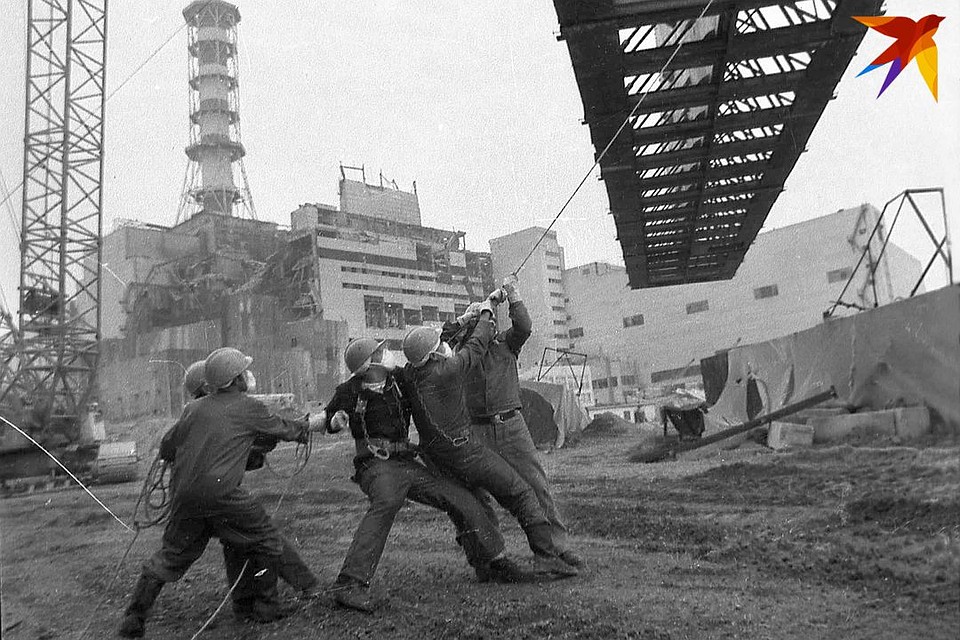 В зоне отчуждения было много добровольцев, все ходили в респираторах и с дозиметрами. Фото: Архив Валерия НОВИКОВА.
