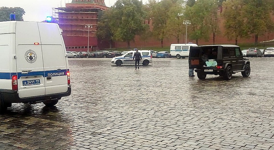 Мужчина на автомобиле Gelandewagen въехал под "кирпич" на Васильевский спуск. Фото: Александр Хинштейн