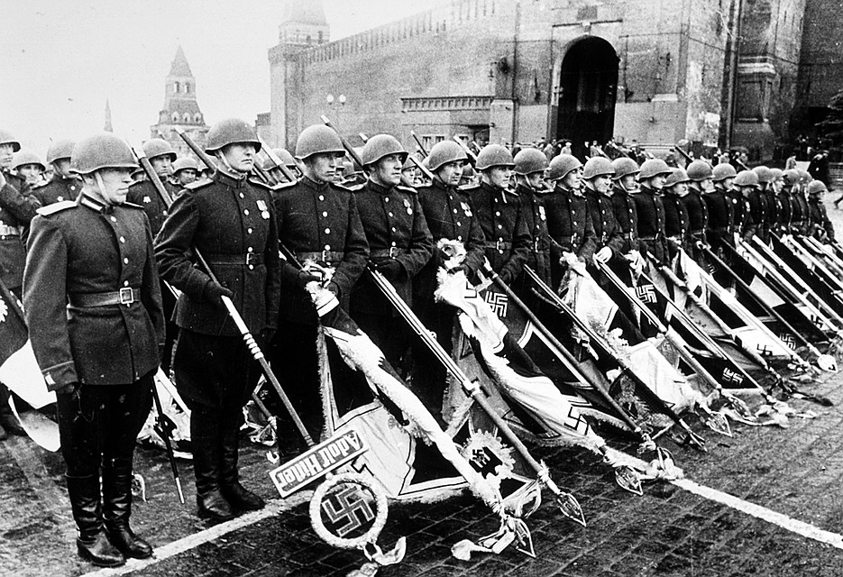 После после Парада Победы, когда фашистские штандарты бросили перед Мавзолеем, День Победы очень долго не отмечался как праздник Фото: GLOBAL LOOK PRESS