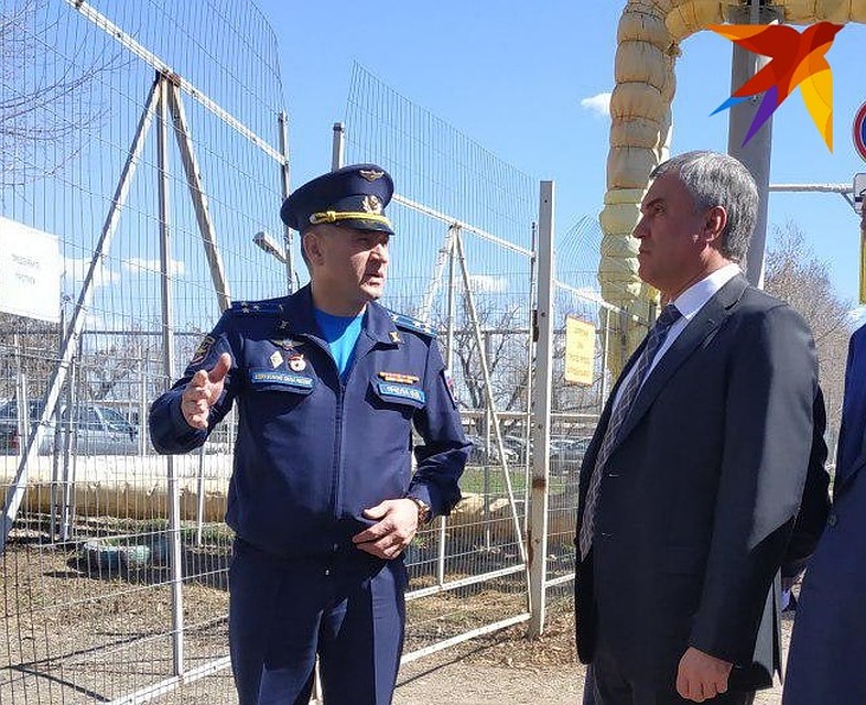 Командир Энгельсской авиабазы полковник Олег Пчела в ходе визита в летный городок спикера ГД Вячеслава Володина Фото: Александр Уриевский