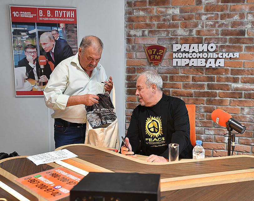 Александр Гамов вручил артисту подарки Фото: Иван МАКЕЕВ
