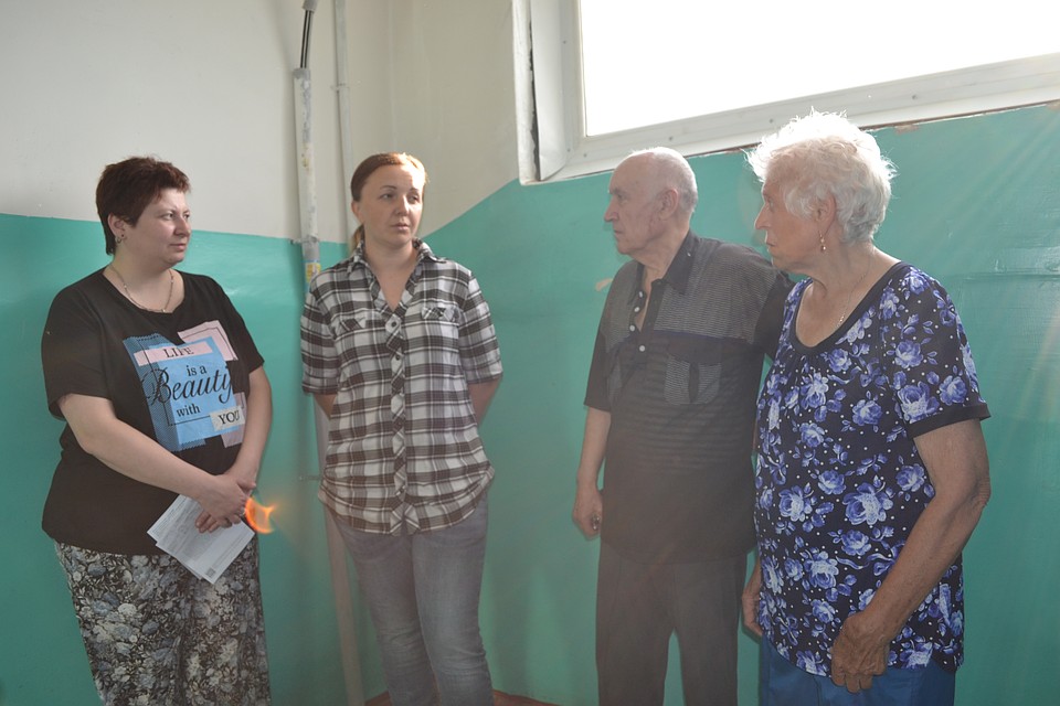 Жильцы дома на Шумакова, 68 уже не знают к кому им обращаться из-за зловонной квартиры Фото: Алексей КУЧЕРЯВЫХ