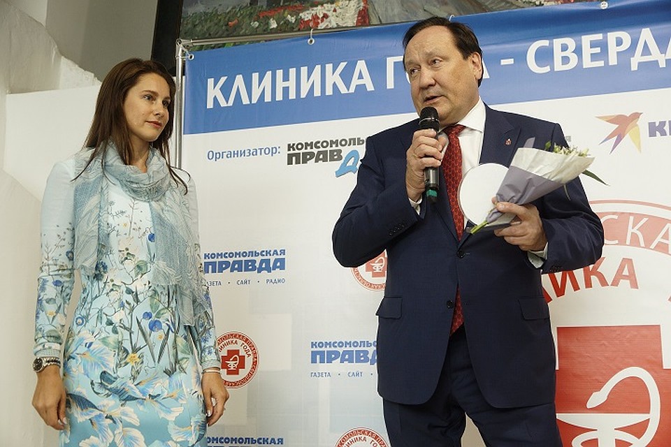 Заместитель министра здравоохранения Екатерина Есина и главный врач Свердловской областной клинической больница № 1 Игорь Трофимов поздравили участников конкурса. Фото: Алексей БУЛАТОВ