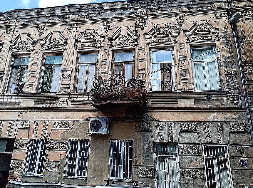 В центре Тбилиси вы можете увидеть дома-призраки, чьи стены и балконы держатся на честном слове. Фото Аджай ГОЯЛ