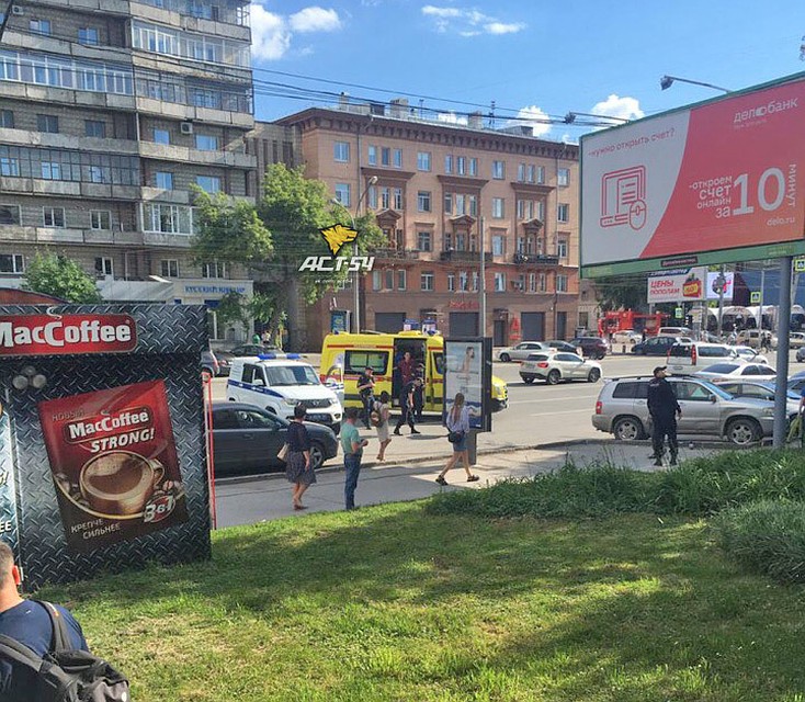 На месте работают оперативники и следователи. Фото: Новосибирская служба эвакуации «АСТ-54»