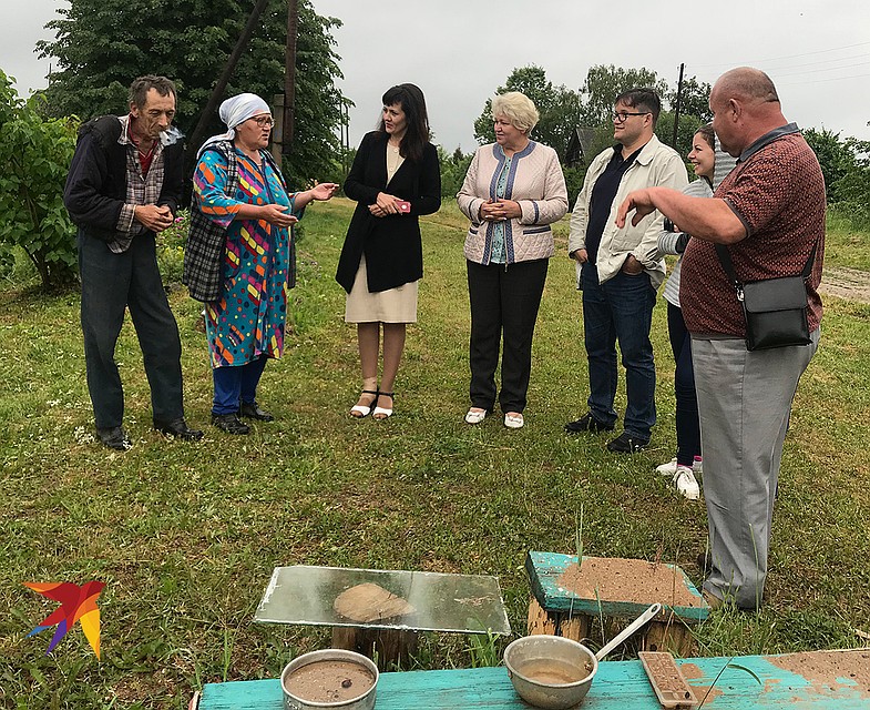 Жительница деревни Савино Ирина Александровна убеждала буров, что жизнь в русской деревне - далеко не сахар Фото: Мария БЕРК