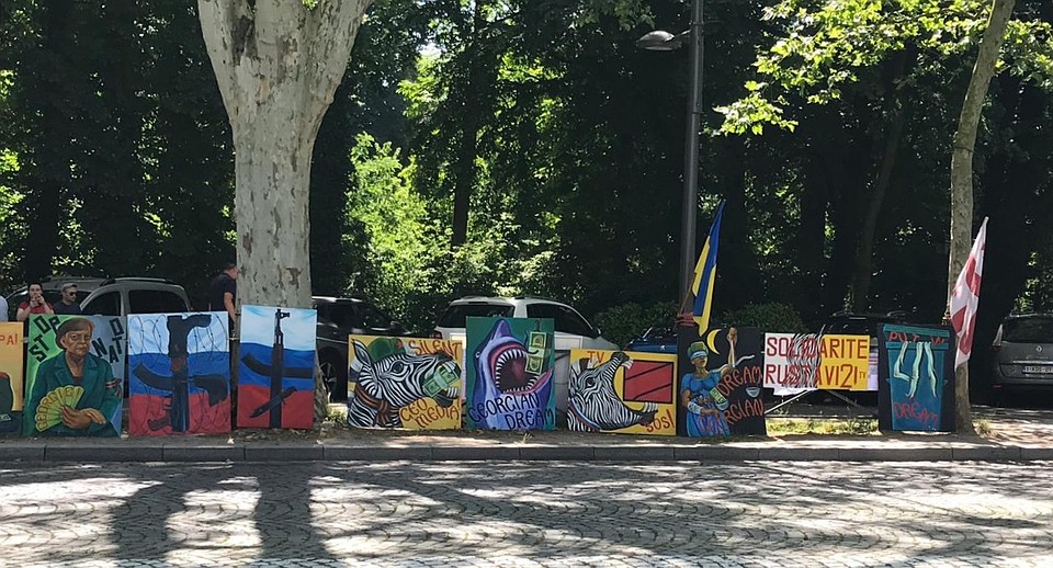Украинско-грузинское творчество у входа в ПАСЕ. Фото: Елена ЧИНКОВА