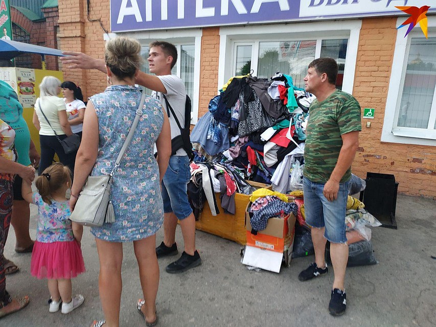 Владельцы торговых павильонов пытались спасти хоть какой-то товар Фото: Александр Уриевский