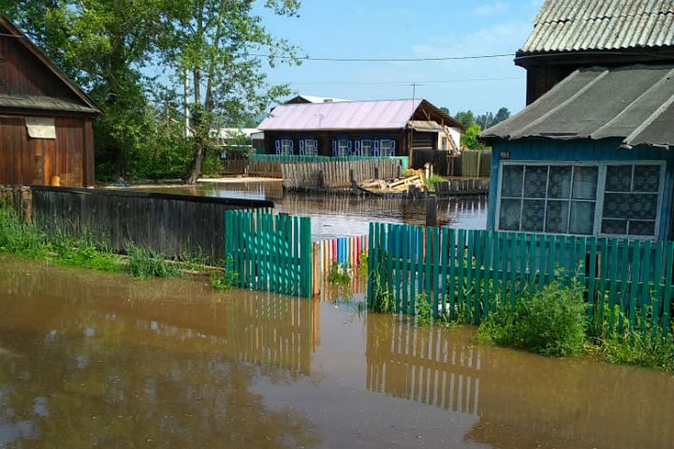 У сибиряков затопило огороды и дома.