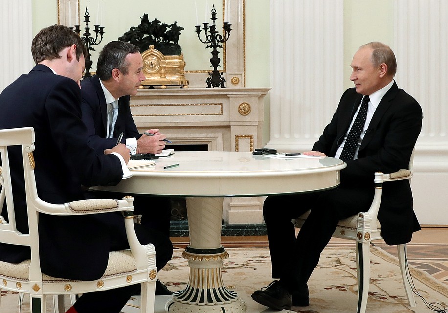 Владимир Путин во время интервью The Financial Times Фото: REUTERS
