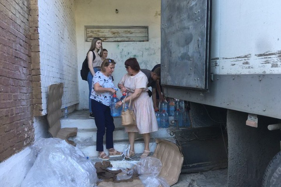 Наводнение в Тулуне: разгрузка очередной партии гуманитарной помощи для пострадавших. Фото: Николай ТЕКАЛОВ